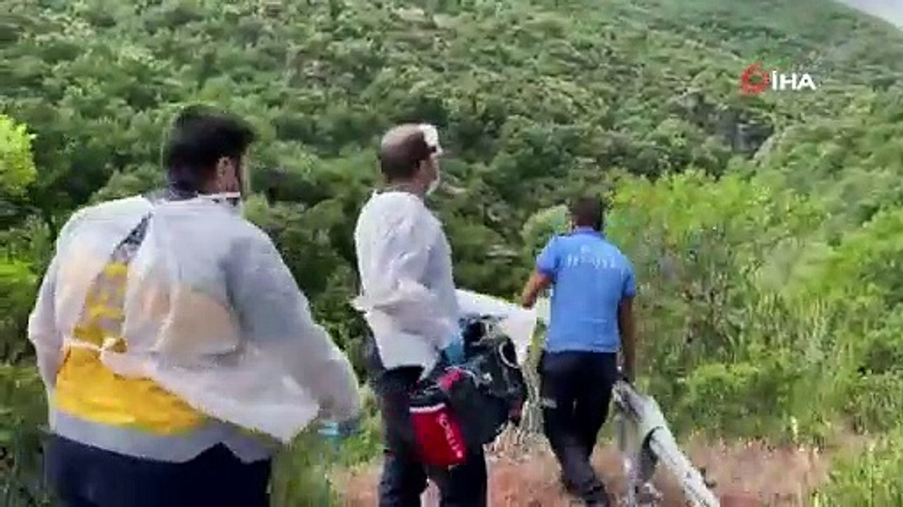 Dinamit patlatan defineciler patlayıcılarla birlikte şelaleden düştü