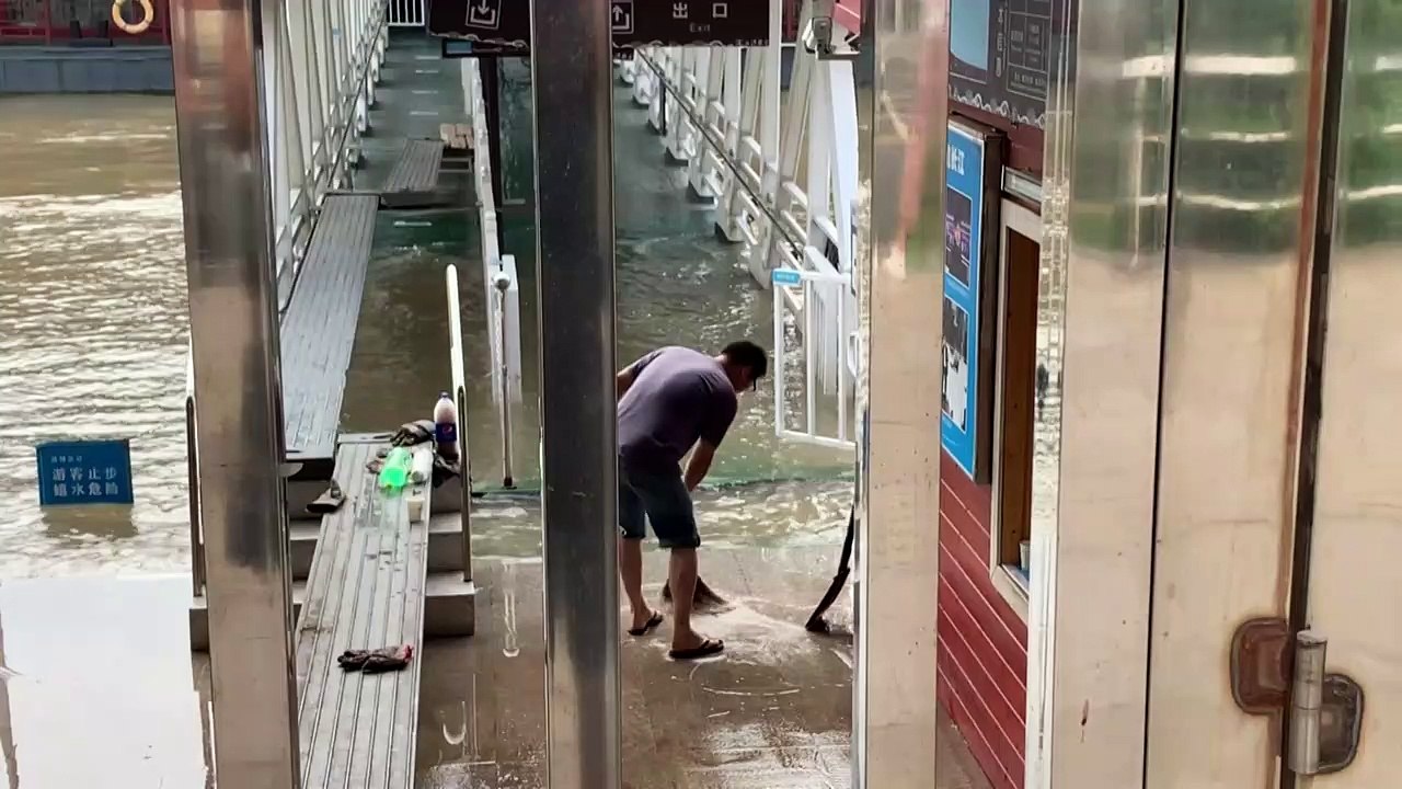 Zehntausende kämpfen gegen hochwasser in china