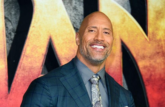 Dwayne Johnson doa 700 mil garrafas de água a trabalhadores da linha de frente