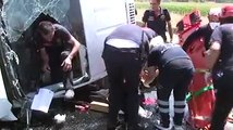 Lastiği patlayan minibüs devrildi: 1 ölü, 1 yaralı