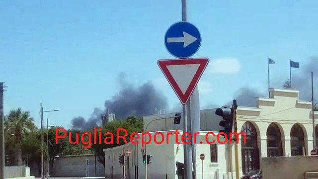 Incendio a Barletta: colonna di fumo nero ben visibile dal lungomare Mennea