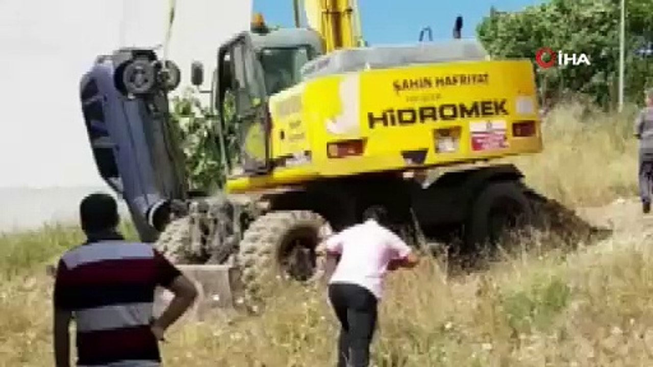 Bahçeye çıktı şaha kalkmış otomobili görünce şok geçirdi