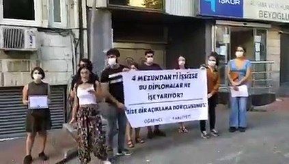 "İşe yaramıyor" diyen üniversiteliler, İŞKUR önünde diploma yırttı
