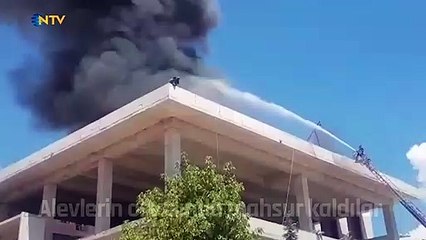 Alevlerin ortasında mahsur kaldılar