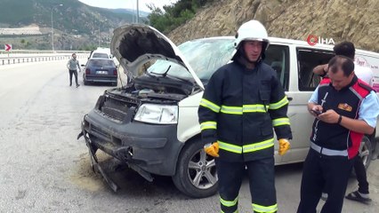 Virajı alamayan hafif ticari araç, orta refüje çarparak durabildi