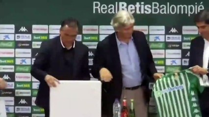 Quando uma camisola não é suficiente para três pessoas durante a apresentação de Manuel Pellegrini...
