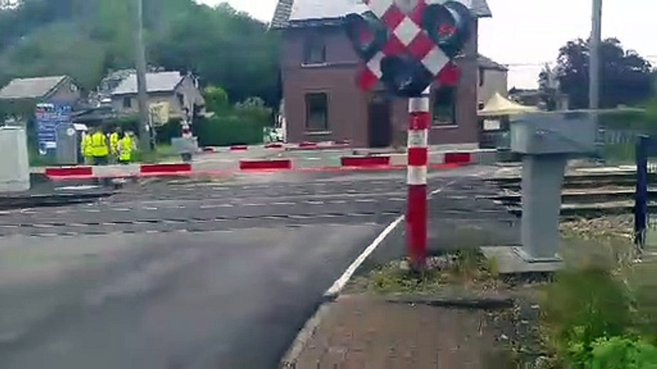 Infrabel teste un système de sécurité LED au passage à niveau de Comblain-la-Tour