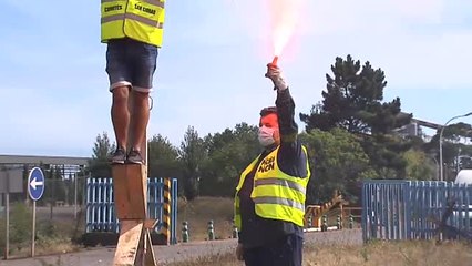 Trabajadores de Alcoa escenifican la crucifixión de un empleado para mostrar el calvario que viven
