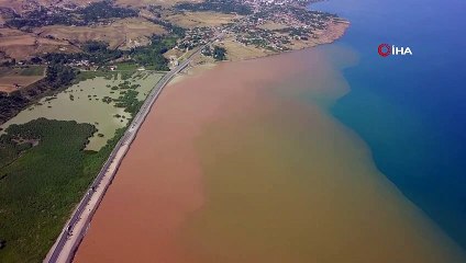 Sel suları Van Gölü’nü kızıla boyadı