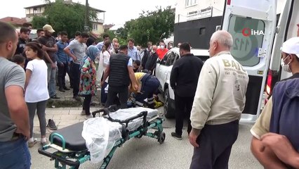 Motosiklet otomobile çarptı: 2 yaralı...Kaza anı kamerada