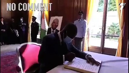 Descargar video: Décès du PM Amadou Gon Coulibaly: SEM Maurice Bandaman procède à l'ouverture du cahier des condoléances