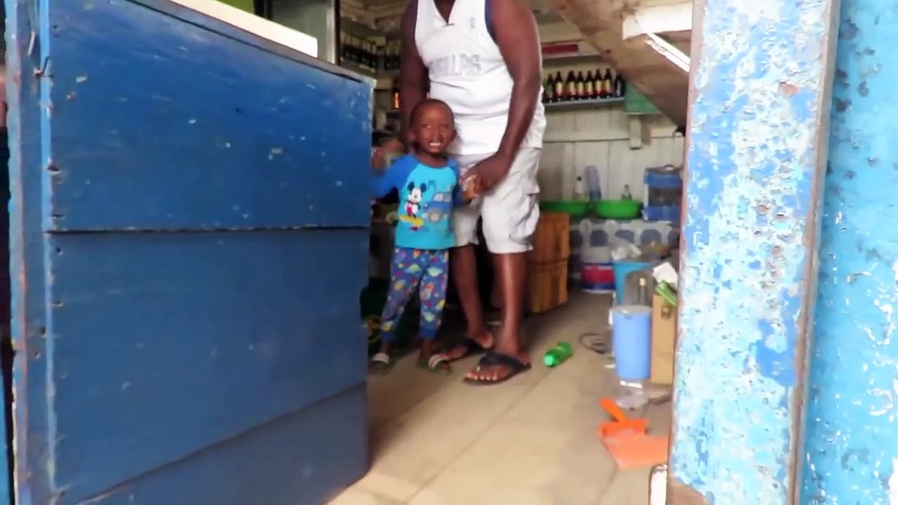 Ce jeune africain voit un homme blanc pour la première fois... Réaction incroyable