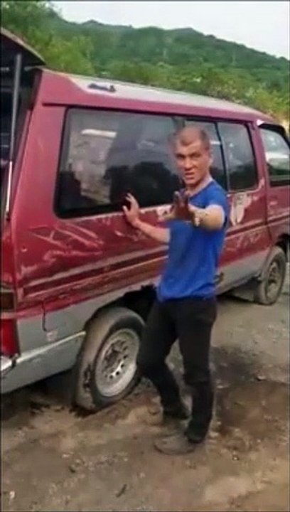 Ce russe veux casser la vitre de la voiture à coup de tête