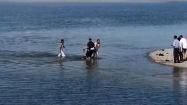 Feribot kaptanı, boğulmak üzere olan şahsı kurtardı
