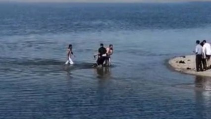 Feribot kaptanı, boğulmak üzere olan şahsı kurtardı