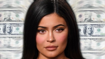 下载视频: Kylie Jenner dissed by waitress in viral TikTok video.