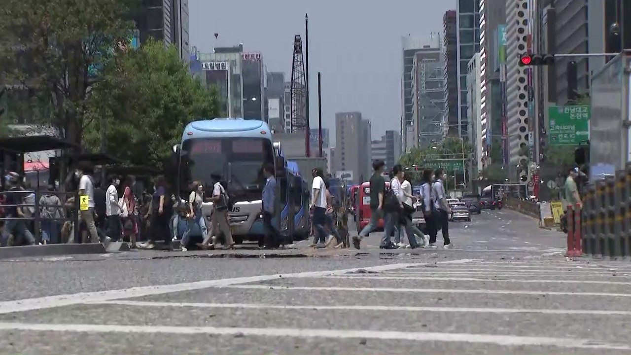 [날씨] 중부 낮 동안 맑고 더워...남부 흐리고 비 / YTN