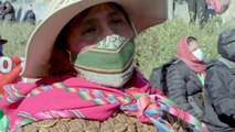 Miles de bolivianos desafían cuarentena y marchan contra el gobierno de Áñez
