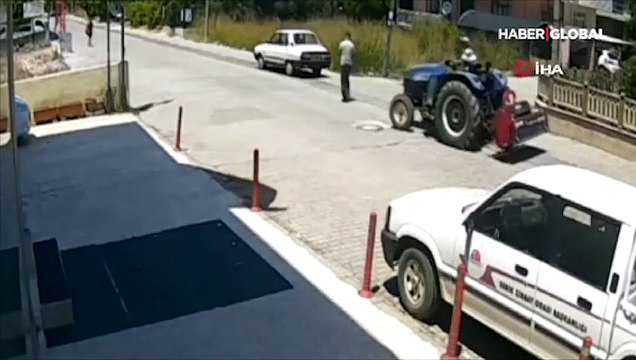 Aracına çarpan serçeyi suni teneffüs ve kalp masajıyla hayata döndürdü