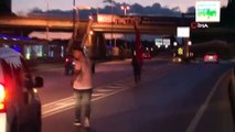 Eline Türk bayrağı alıp 15 Temmuz Şehitler anıtına doğru yürüyüşe geçti