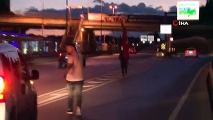 Eline Türk bayrağı alıp 15 Temmuz Şehitler anıtına doğru yürüyüşe geçti