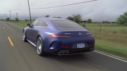 मर्सिडीज-एएमजी जीटी 63 एस 4 एमएटीआईसी + ड्राइविंग वीडियो ब्रिलिएंट ब्लू में