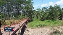 Jembatan Penghubung 2 Desa Nyaris Ambrol