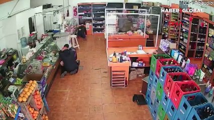 Bir anda silahları çekip içeri girdiler!