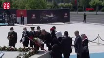 Erdoğan, 15 Temmuz Anıtı’na çelenk bıraktı