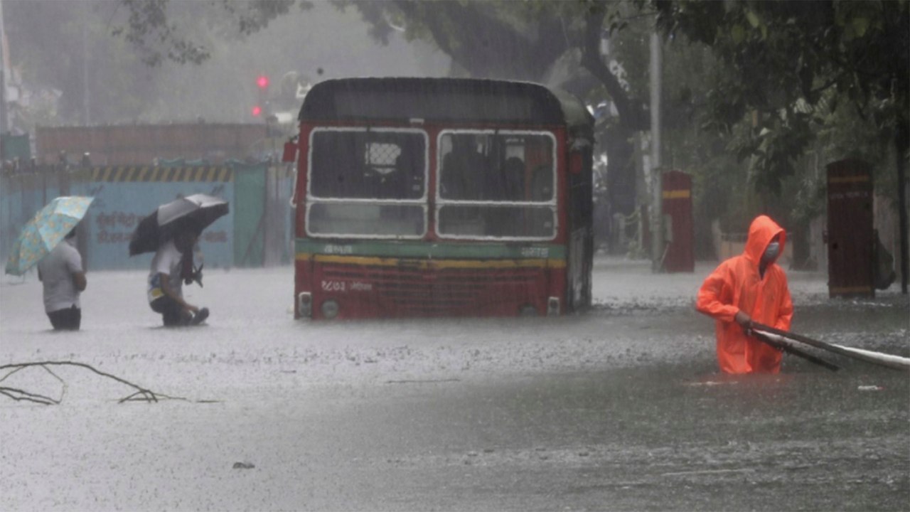 Flood like situation in Mumbai, IMD issues orange alert