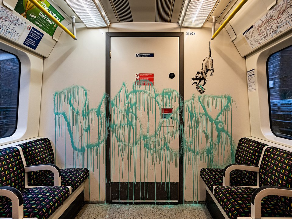 Mit diesem U-Bahn-Kunstwerk fordert Banksy zum Masketragen auf