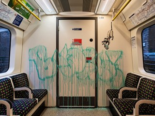 Mit diesem U-Bahn-Kunstwerk fordert Banksy zum Masketragen auf