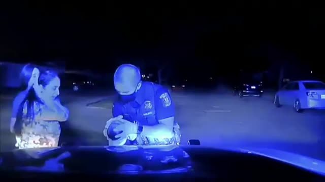 Un policía de Michigan salva a una recién nacida que se estaba ahogando