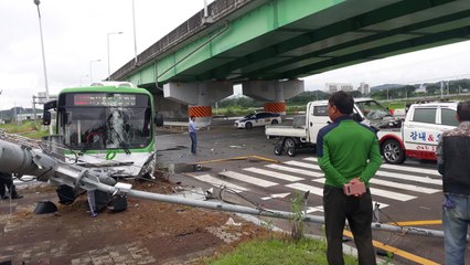 시내버스 화물차와 충돌...12명 부상 / YTN