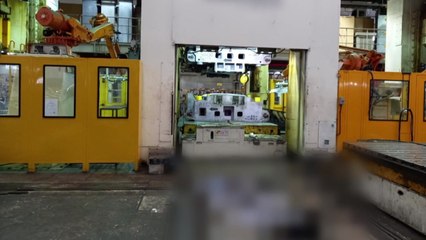 쌍용차 평택공장에서 50대 직원 기계에 눌려 숨져 / YTN