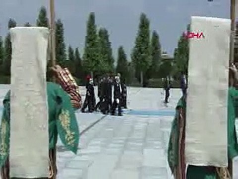 Erdoğan, 15 Temmuz Şehitler Anıtı'na çelenk bıraktı