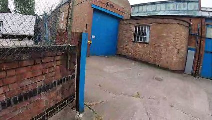 Come ti aggiro le misure anti-covid. Realtà lavorative (molto sospette) a Leicester