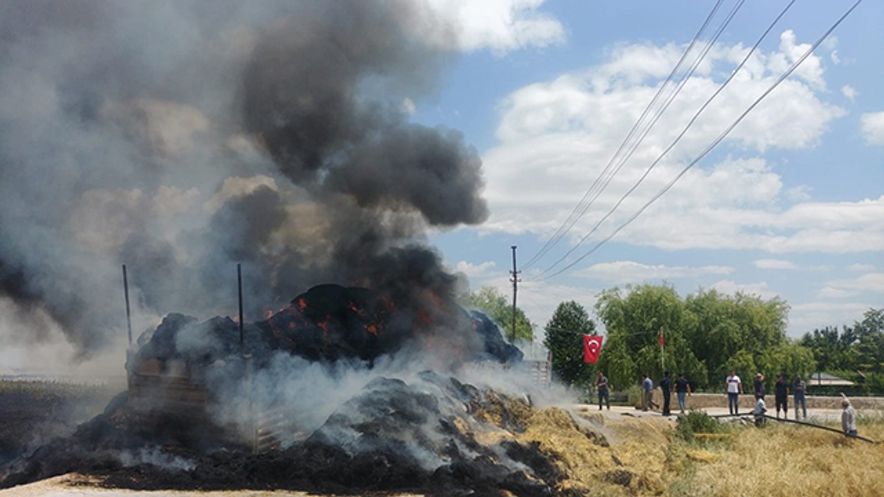 Elektrik tellerine takılan saman yüklü tır cayır cayır yandı