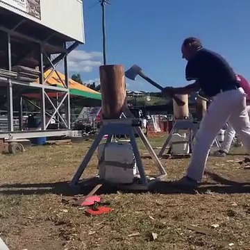 Il bat ces hommes au concours de bucheronnage alors qu’il n’a qu’un seul bras