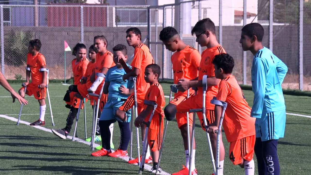 فريق كرة القدم الفلسطيني للأطفال المبتوري الأطراف يعاود تدريباته