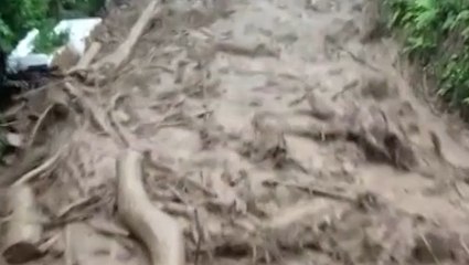 Man narrowly escapes approaching floodwaters in Turkey