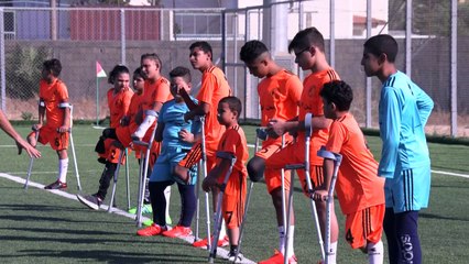 فريق كرة القدم الفلسطيني للأطفال المبتوري الأطراف يعاود تدريباته
