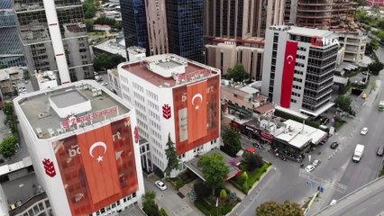 Maslak’taki gökdelenler 15 Temmuz için kırmızı beyaz oldu