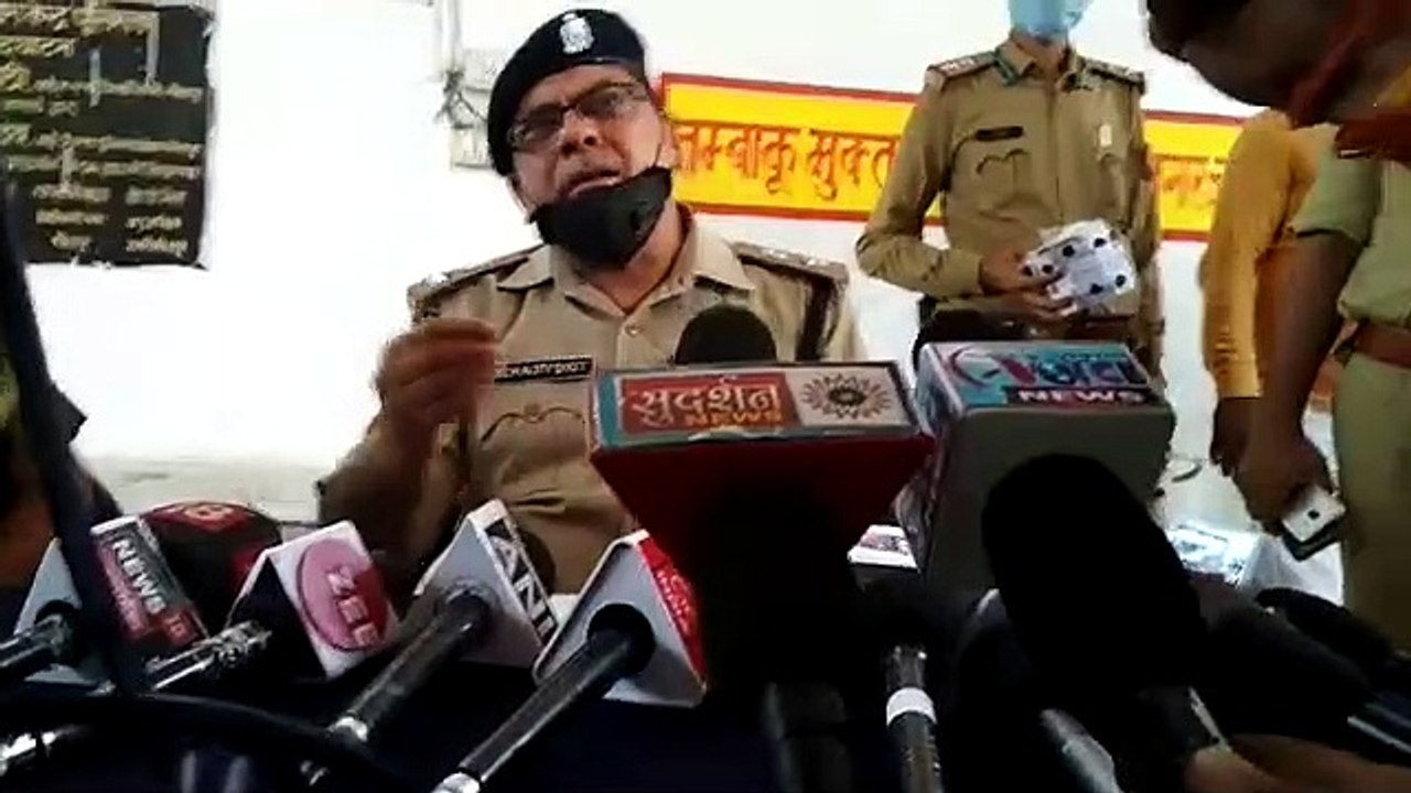 सीतापुर में अपर पुलिस अधीक्षक भूले वर्दी की गरिमा, मीडियाकर्मियों के सामने की गाली गलोच