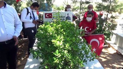 15 Temmuzun şehitleri Diyarbakır'da kabirleri başında anıldı