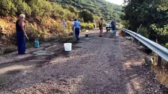 La España del nadie se va a quedar atrás : Vecinos del Valle del Gévalo (Toledo) tienen que arreglar una carretera con sus medios porque hay demasiados chiringuitos que regar en España