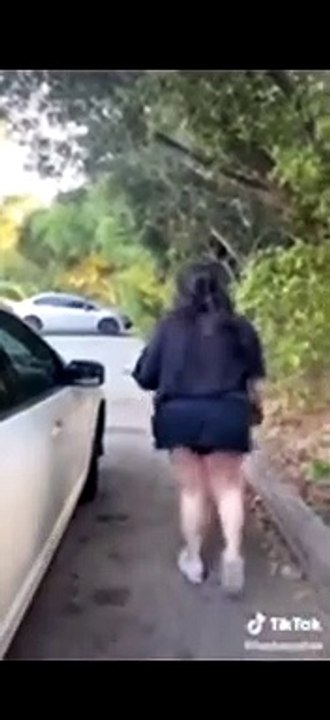 Drôle de façon de changer une roue de voiture