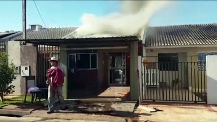 Casa é atingida por incêndio e assusta moradores no Loteamento Barcelona