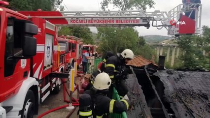 Yoldan atılan izmarit evin çatısını küle döndürdü