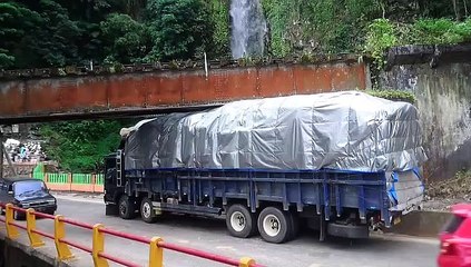 " TRUCK TERSANGKUT " Truck bermuatan besar tersangkut di jembatan kereta api lemba